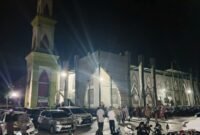 Sejumlah jamaah berjalan menuju pintu masuk Masjid Raya Babusallam untuk melaksanakan ibadah Salat Tarawih, Rabu (18/2/2026) malam. (Foto: Galeri Papua/Kevin Kurni)