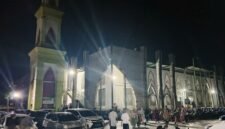 Sejumlah jamaah berjalan menuju pintu masuk Masjid Raya Babusallam untuk melaksanakan ibadah Salat Tarawih, Rabu (18/2/2026) malam. (Foto: Galeri Papua/Kevin Kurni)