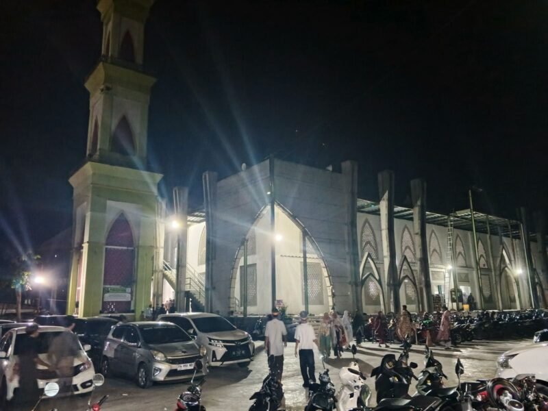 Sejumlah jamaah berjalan menuju pintu masuk Masjid Raya Babusallam untuk melaksanakan ibadah Salat Tarawih, Rabu (18/2/2026) malam. (Foto: Galeri Papua/Kevin Kurni)