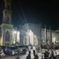 Sejumlah jamaah berjalan menuju pintu masuk Masjid Raya Babusallam untuk melaksanakan ibadah Salat Tarawih, Rabu (18/2/2026) malam. (Foto: Galeri Papua/Kevin Kurni)