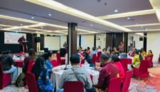 Staf Ahli Bupati Mimika, Frans Bokeyau, membawakan sambutan sekaligus membuka kegiatan asesmen menggunakan tools/alat penilaian tata kelola dan fungsi Tim Percepatan Penurunan Stunting (TPPS) di Ballroom Hotel Horison Diana, Timika, Papua Tengah, Kamis (19/2/2026). (foto: Galeri Papua/Kevin Kurni)