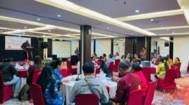 Staf Ahli Bupati Mimika, Frans Bokeyau, membawakan sambutan sekaligus membuka kegiatan asesmen menggunakan tools/alat penilaian tata kelola dan fungsi Tim Percepatan Penurunan Stunting (TPPS) di Ballroom Hotel Horison Diana, Timika, Papua Tengah, Kamis (19/2/2026). (foto: Galeri Papua/Kevin Kurni)