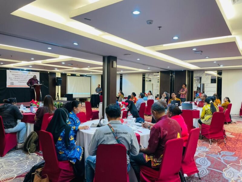 Staf Ahli Bupati Mimika, Frans Bokeyau, membawakan sambutan sekaligus membuka kegiatan asesmen menggunakan tools/alat penilaian tata kelola dan fungsi Tim Percepatan Penurunan Stunting (TPPS) di Ballroom Hotel Horison Diana, Timika, Papua Tengah, Kamis (19/2/2026). (foto: Galeri Papua/Kevin Kurni)