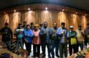 Foto bersama Kepala Suku Besar Mee Papua Tengah, Melkias Moyapa, dengan Ketua LMA Suku Kamoro Yohanis Boyau beserta jajaran usai konferensi pers di Pua-Pua Kafe, Jalan Budi Utomo, Mimika, Papua Tengah, Kamis (19/2/2026). (Foto: Galeri Papua/Ahmad)