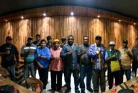 Foto bersama Kepala Suku Besar Mee Papua Tengah, Melkias Moyapa, dengan Ketua LMA Suku Kamoro Yohanis Boyau beserta jajaran usai konferensi pers di Pua-Pua Kafe, Jalan Budi Utomo, Mimika, Papua Tengah, Kamis (19/2/2026). (Foto: Galeri Papua/Ahmad)
