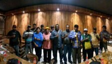 Foto bersama Kepala Suku Besar Mee Papua Tengah, Melkias Moyapa, dengan Ketua LMA Suku Kamoro Yohanis Boyau beserta jajaran usai konferensi pers di Pua-Pua Kafe, Jalan Budi Utomo, Mimika, Papua Tengah, Kamis (19/2/2026). (Foto: Galeri Papua/Ahmad)