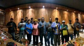 Foto bersama Kepala Suku Besar Mee Papua Tengah, Melkias Moyapa, dengan Ketua LMA Suku Kamoro Yohanis Boyau beserta jajaran usai konferensi pers di Pua-Pua Kafe, Jalan Budi Utomo, Mimika, Papua Tengah, Kamis (19/2/2026). (Foto: Galeri Papua/Ahmad)