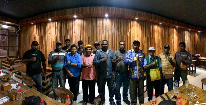 Foto bersama Kepala Suku Besar Mee Papua Tengah, Melkias Moyapa, dengan Ketua LMA Suku Kamoro Yohanis Boyau beserta jajaran usai konferensi pers di Pua-Pua Kafe, Jalan Budi Utomo, Mimika, Papua Tengah, Kamis (19/2/2026). (Foto: Galeri Papua/Ahmad)