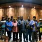 Foto bersama Kepala Suku Besar Mee Papua Tengah, Melkias Moyapa, dengan Ketua LMA Suku Kamoro Yohanis Boyau beserta jajaran usai konferensi pers di Pua-Pua Kafe, Jalan Budi Utomo, Mimika, Papua Tengah, Kamis (19/2/2026). (Foto: Galeri Papua/Ahmad)