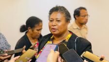 Kepala Dinas Kepala Dinas Pemberdayaan Perempuan, Perlindungan Anak, Pengendalian Penduduk, dan Keluarga Berencana (DP3AP2KB) Kabupaten Mimika, Johana Aryam. (Foto: Galeri Papua/Kevin Kurni)