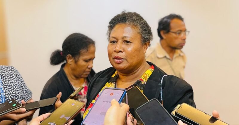 Kepala Dinas Kepala Dinas Pemberdayaan Perempuan, Perlindungan Anak, Pengendalian Penduduk, dan Keluarga Berencana (DP3AP2KB) Kabupaten Mimika, Johana Aryam. (Foto: Galeri Papua/Kevin Kurni)