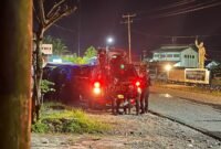 Aparat kepolisian berupaya membubarkan massa yang terus melemparkan batu ke aparat di Jalan Leo Mamiri, Mimika, Papua Tengah, Senin (23/2/2026). (Foto: Galeri Papua/Endy Langobelen)