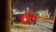 Aparat kepolisian berupaya membubarkan massa yang terus melemparkan batu ke aparat di Jalan Leo Mamiri, Mimika, Papua Tengah, Senin (23/2/2026). (Foto: Galeri Papua/Endy Langobelen)
