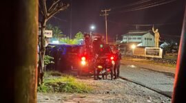Aparat kepolisian berupaya membubarkan massa yang terus melemparkan batu ke aparat di Jalan Leo Mamiri, Mimika, Papua Tengah, Senin (23/2/2026). (Foto: Galeri Papua/Endy Langobelen)