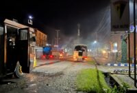 Suasana di lokasi kejadian saat aparat kepolisian berupaya memukul mundur massa pendulang emas, Senin (23/2/2026). (Foto: Galeri Papua/Endy Langobelen)