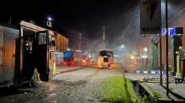 Suasana di lokasi kejadian saat aparat kepolisian berupaya memukul mundur massa pendulang emas, Senin (23/2/2026). (Foto: Galeri Papua/Endy Langobelen)