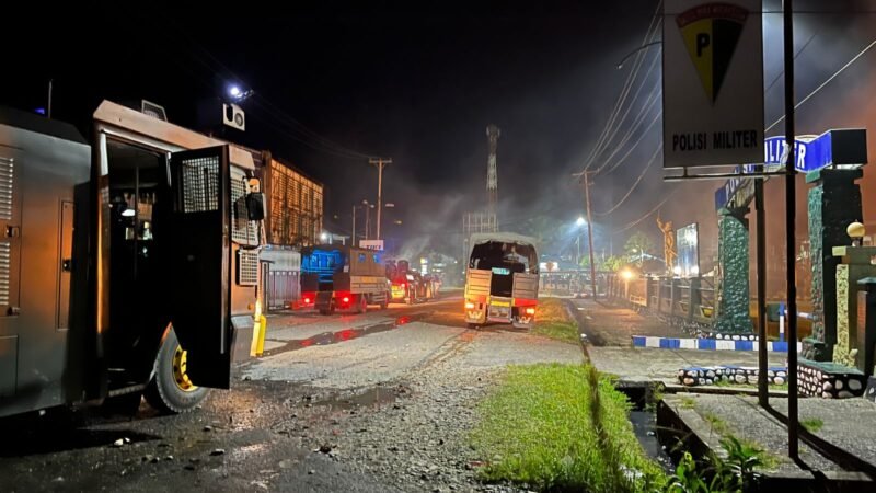 Suasana di lokasi kejadian saat aparat kepolisian berupaya memukul mundur massa pendulang emas, Senin (23/2/2026). (Foto: Galeri Papua/Endy Langobelen)