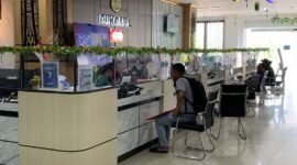 Suasana pelayanan di Kantor Disdukcapil Kabupaten Mimika, Jumat (20/2/2026). (Foto: Galeri Papua/Ahmad)