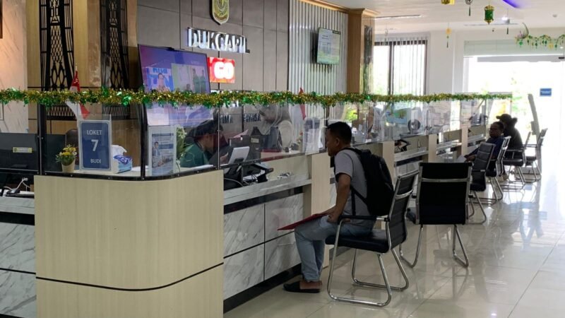 Suasana pelayanan di Kantor Disdukcapil Kabupaten Mimika, Jumat (20/2/2026). (Foto: Galeri Papua/Ahmad)