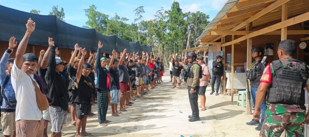 Ratusan karyawan PT Kristalin Eka Lestari dievakuasi ke lokasi aman dan dikawal turun ke Polsek Makimi. (Foto: Humas Polres Nabire)