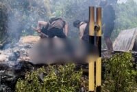 Aparat kepolisian mengevakuasi korban yang ikut dibakar dalam penyerangan oleh kelompok bersenjata TPNPB di wilayah Distrik Makimi, Kabupaten Nabire, Papua Tengah. (Foto: Satgas Humas Operasi Damai Cartenz 2026)