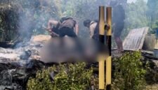 Aparat kepolisian mengevakuasi korban yang ikut dibakar dalam penyerangan oleh kelompok bersenjata TPNPB di wilayah Distrik Makimi, Kabupaten Nabire, Papua Tengah. (Foto: Satgas Humas Operasi Damai Cartenz 2026)