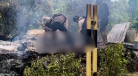 Aparat kepolisian mengevakuasi korban yang ikut dibakar dalam penyerangan oleh kelompok bersenjata TPNPB di wilayah Distrik Makimi, Kabupaten Nabire, Papua Tengah. (Foto: Satgas Humas Operasi Damai Cartenz 2026)