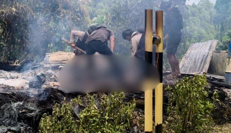 Aparat kepolisian mengevakuasi korban yang ikut dibakar dalam penyerangan oleh kelompok bersenjata TPNPB di wilayah Distrik Makimi, Kabupaten Nabire, Papua Tengah. (Foto: Satgas Humas Operasi Damai Cartenz 2026)