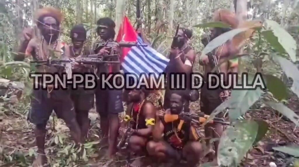 Para anggota TPNPB-OPM yang menjadi pelaku penyerangan di wilayah Distrik Makimi, Kabupaten Nabire, Papua Tengah. (Foto: Tangkapan layar video amatir)