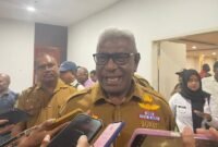 Bupati Mimika, Johannes Rettob, saat ditemui awak media usai rapat di Kantor BPKAD Mimika. (Foto: Galeri Papua/Kevin Kurni)