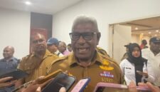 Bupati Mimika, Johannes Rettob, saat ditemui awak media usai rapat di Kantor BPKAD Mimika. (Foto: Galeri Papua/Kevin Kurni)