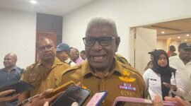 Bupati Mimika, Johannes Rettob, saat ditemui awak media usai rapat di Kantor BPKAD Mimika. (Foto: Galeri Papua/Kevin Kurni)