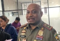 Kasat Polisi Pamong Praja Mimika, Rony Marjen, ditemui awak media di Kantor BPKAD Mimika, Senin (23/2/2026). (Foto: Galeri Papua/Kevin Kurni)