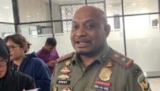 Kasat Polisi Pamong Praja Mimika, Rony Marjen, ditemui awak media di Kantor BPKAD Mimika, Senin (23/2/2026). (Foto: Galeri Papua/Kevin Kurni)