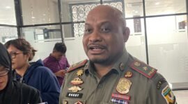 Kasat Polisi Pamong Praja Mimika, Rony Marjen, ditemui awak media di Kantor BPKAD Mimika, Senin (23/2/2026). (Foto: Galeri Papua/Kevin Kurni)