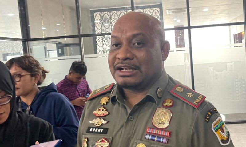 Kasat Polisi Pamong Praja Mimika, Rony Marjen, ditemui awak media di Kantor BPKAD Mimika, Senin (23/2/2026). (Foto: Galeri Papua/Kevin Kurni)