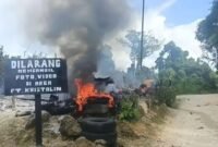 Sebuah pos pengamanan di Distrik Makimi, Kabupaten Nabire, Papua Tengah, hangus dibakar dalam sebuah penyerangan yang dilakukan oleh anggota TPNPB-OPM. (Foto: Istimewa)