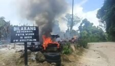 Sebuah pos pengamanan di Distrik Makimi, Kabupaten Nabire, Papua Tengah, hangus dibakar dalam sebuah penyerangan yang dilakukan oleh anggota TPNPB-OPM. (Foto: Istimewa)