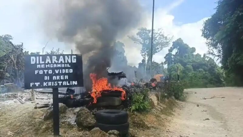 Sebuah pos pengamanan di Distrik Makimi, Kabupaten Nabire, Papua Tengah, hangus dibakar dalam sebuah penyerangan yang dilakukan oleh anggota TPNPB-OPM. (Foto: Istimewa)