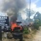 Sebuah pos pengamanan di Distrik Makimi, Kabupaten Nabire, Papua Tengah, hangus dibakar dalam sebuah penyerangan yang dilakukan oleh anggota TPNPB-OPM. (Foto: Istimewa)