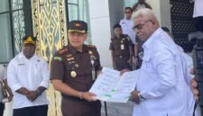 Penandatangan berita acara sekaligus penyerahan naskah perjanjian hibah daerah oleh Bupati Mimika, Johannes Rettob, kepada Kepala Kejari Mimika, Dr. I Putu Eka Suyantha, di Kantor BPKAD Mimika, Jalan Cendrawasih, Timika, Papua Tengah, Rabu (25/2/26). (Foto: Galeri Papua/Kevin Kurni)