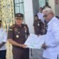 Penandatangan berita acara sekaligus penyerahan naskah perjanjian hibah daerah oleh Bupati Mimika, Johannes Rettob, kepada Kepala Kejari Mimika, Dr. I Putu Eka Suyantha, di Kantor BPKAD Mimika, Jalan Cendrawasih, Timika, Papua Tengah, Rabu (25/2/26). (Foto: Galeri Papua/Kevin Kurni)