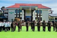 Suasana apel di halaman Kantor Kejaksaan Negeri Mimika. (Foto: Google.com/Indirwan Cwg)