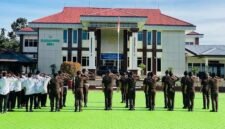 Suasana apel di halaman Kantor Kejaksaan Negeri Mimika. (Foto: Google.com/Indirwan Cwg)