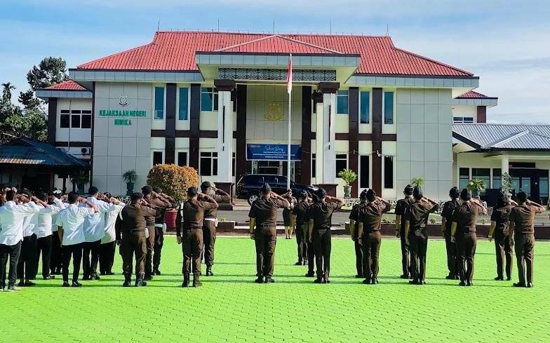 Suasana apel di halaman Kantor Kejaksaan Negeri Mimika. (Foto: Google.com/Indirwan Cwg)