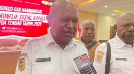 Staf Ahli Bidang Pemerintahan, Politik, dan Hukum Provinsi Papua Tengah, sekaligus Ketua Tim Penanganan Konflik Kwamki Narama dan Kapiraya, Marthen Ukago. (Foto: Galeri Papua/Kevin Kurni)
