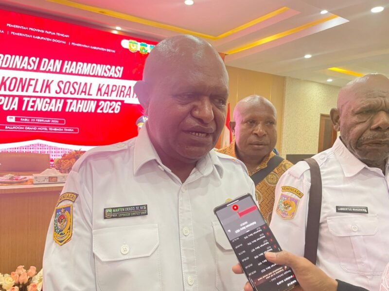 Staf Ahli Bidang Pemerintahan, Politik, dan Hukum Provinsi Papua Tengah, sekaligus Ketua Tim Penanganan Konflik Kwamki Narama dan Kapiraya, Marthen Ukago. (Foto: Galeri Papua/Kevin Kurni)
