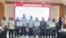 Foto bersama setelah penandatanganan pernyataan sikap bersama di Gedung Multiporpose Hotel Grand Tembaga, Jl. Yos sudarso, Timika, Rabu(25/2/26) sore. (Foto: Galeri Papua/Kevin Kurni)