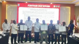 Foto bersama setelah penandatanganan pernyataan sikap bersama di Gedung Multiporpose Hotel Grand Tembaga, Jl. Yos sudarso, Timika, Rabu(25/2/26) sore. (Foto: Galeri Papua/Kevin Kurni)