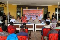 Suasana proses restorative justice pelepasan 11 tahanan konflik Kwamki Narama yang berlangsung di Mako Polres Mimika, Jalan Agimuga, Mile 32, Distrik Kuala Kencana, Mimika, Papua Tengah, Kamis (26/2/2026). (Foto: Galeri Papua/Ahmad)